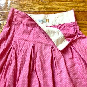 Old Navy pleated pink w/ white pin stripes skirt ✨